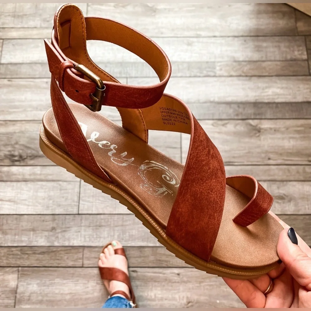 NIB Brand New In Box Very G Steffy Vegan Leather Strappy Flats Sandals